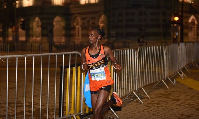 Muriuki trên đường chạy Durban Marathon 2023. Ảnh: Durban Marathon