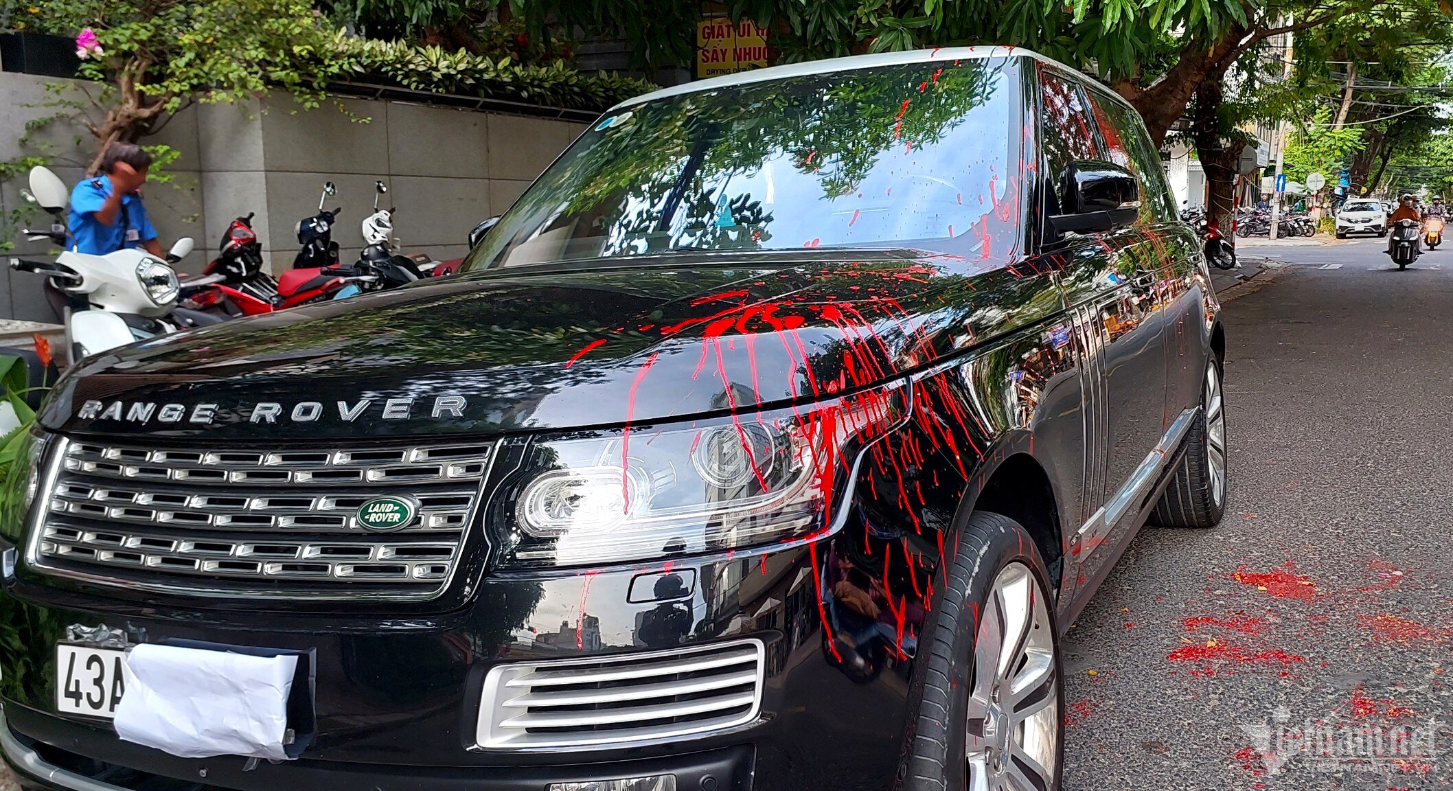 Автомобили Range Rover покрасили в красный цвет в Дананге - Vietnam.vn