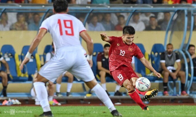 Quang Hải dứt điểm vọt xà trong hiệp hai trận Việt Nam thắng Syria 1-0. Ảnh: Giang Huy