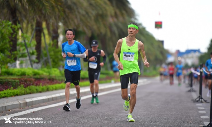 Ông Yow trên đường chạy VnExpress Marathon Sparkling Quy Nhơn 2023. Ảnh: VM