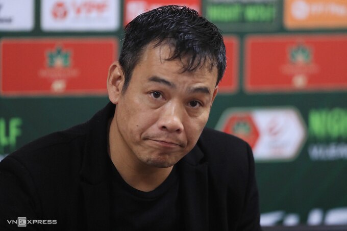 HLV Nguyễn Huy Hoàng trả lời họp báo sau khi SLNA thua Nam Định 0-1 trên sân Thiên Trường ngày 11/4.