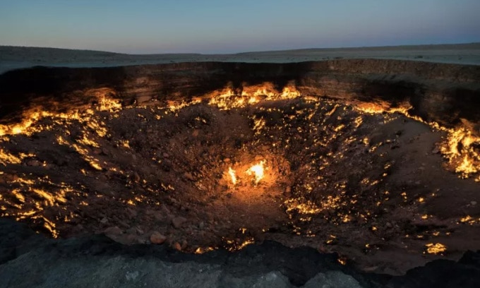 Hố lửa Darvaza, nơi được mệnh danh là Cổng địa ngục của Turkmenistan. Ảnh: Giles Clarke