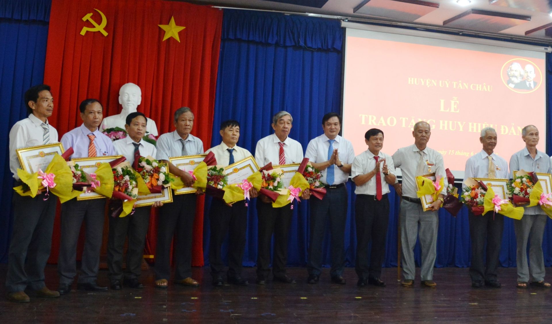 Tan Chau: Giving Party Badges to 13 Party members - Vietnam.vn