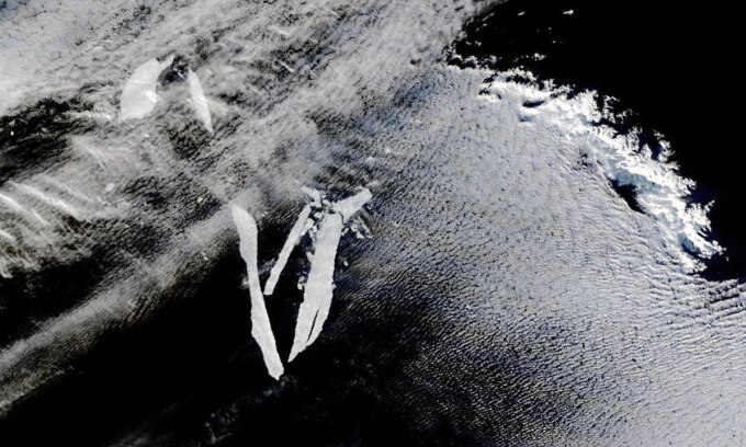 Các mảnh vỡ của tảng băng trôi lớn nhất thế giới A-76A do vệ tinh Terra của NASA chụp ngày 24/5. Ảnh: NASA Earth Observatory/MODIS/Wanmei Liang