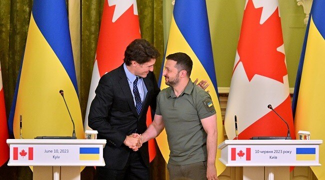 カナダ首相、ウクライナをサプライズ訪問、追加の500億ドルの軍事援助