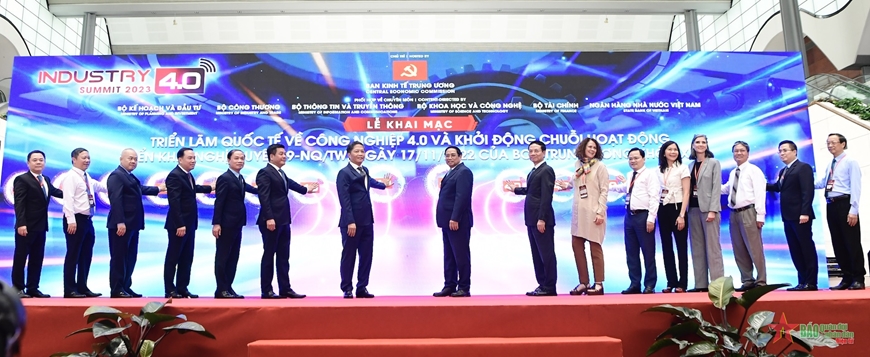 Prime Minister attends the Plenary session of the High-Level Forum and International Exhibition on Industry 4.0 2023 - Vietnam.vn