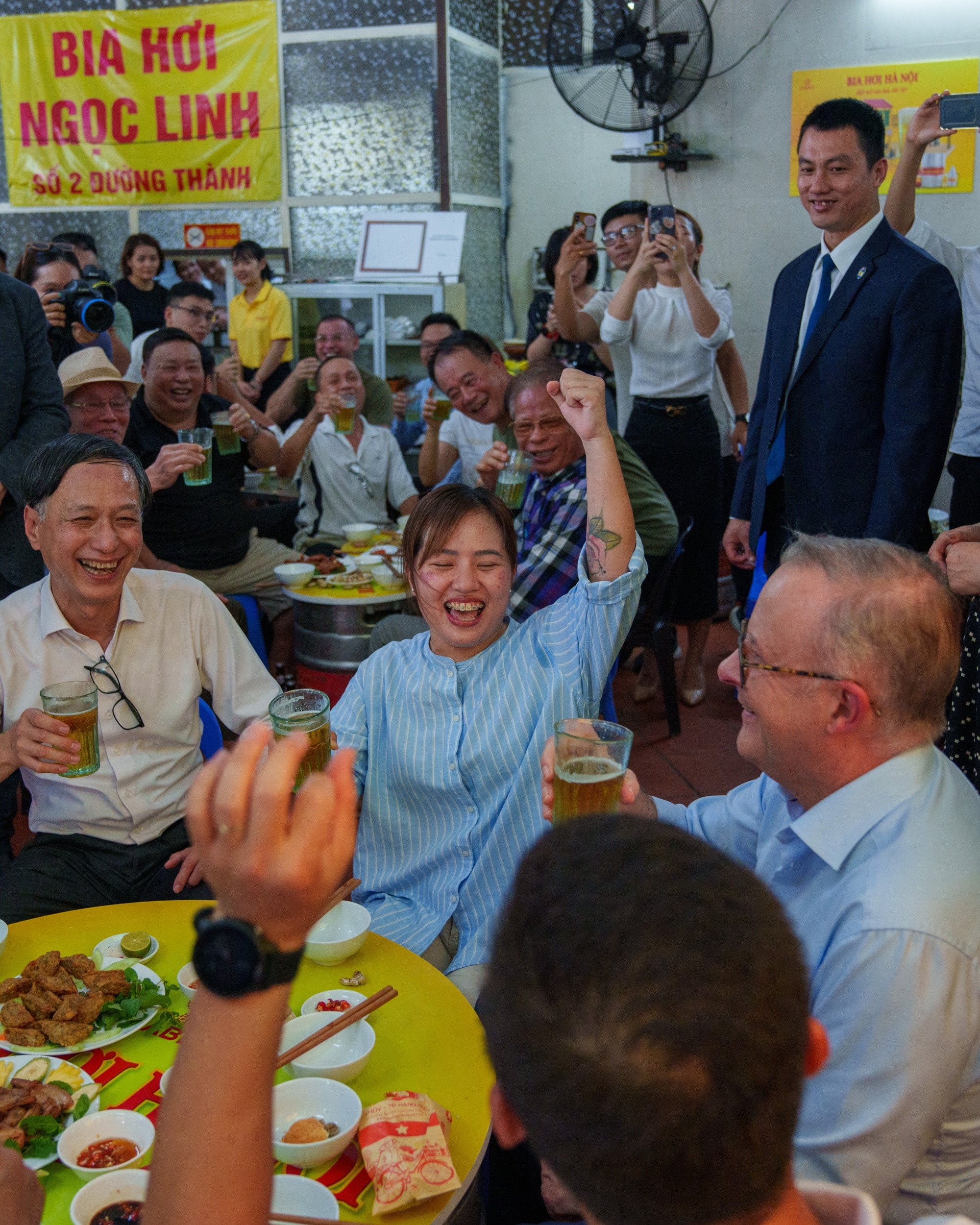 Thủ tướng Úc \'khoe\' uống bia hơi, hô \'dzô 1,2,3\' ở Hà Nội - Vietnam.vn