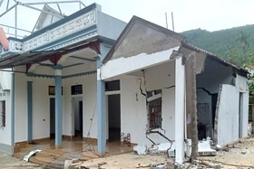Sụt lún nhà người dân ở xã Ngọc Lập, huyện Yên Lập