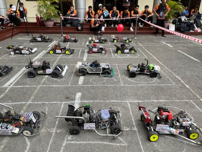 Ôtô mô hình chạy bằng động cơ xăng của sinh viên các trường đại học, cao đẳng phía Nam tham gia cuộc thi Mini Car Racing tại Cao đẳng Kỹ thuật Cao Thắng, hôm 17/6. Ảnh: Hà An