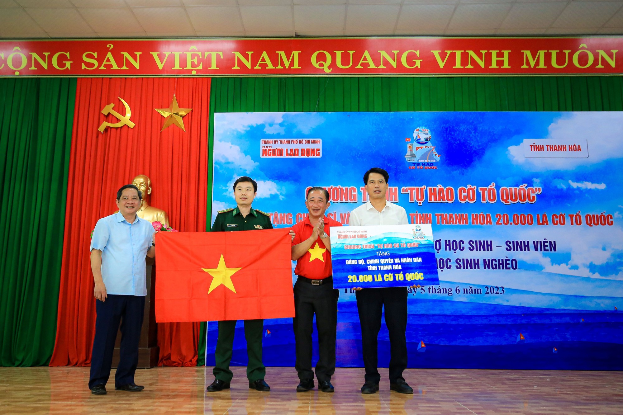 presenting-20-000-national-flags-in-thanh-hoa-vietnam-vn