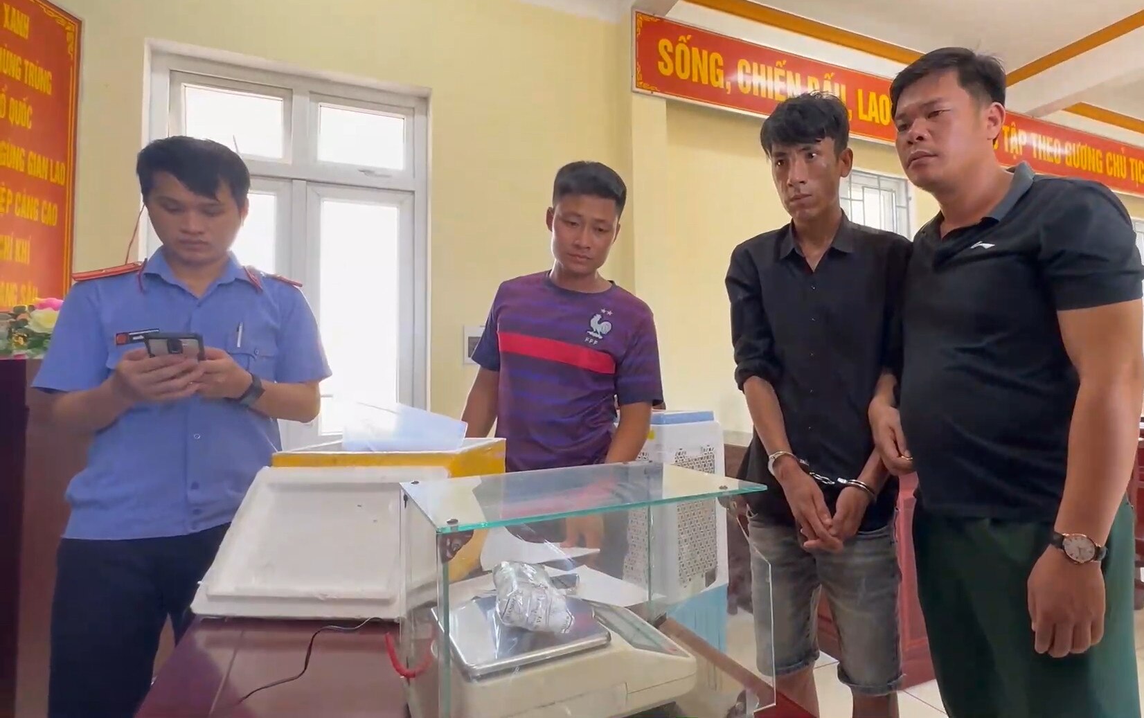 Quảng Ngãi: Triệt phá tụ điểm mua bán trái phép chất ma túy ở Lý Sơn - Ảnh 1.