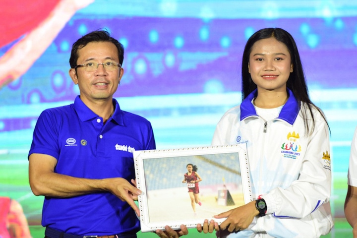 Cambodian athletes cry while running in the rain to receive special ...