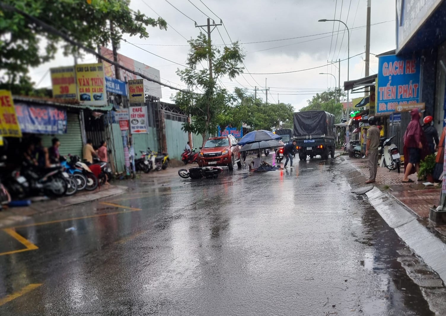 Врезался в дверь машины и упал на улицу, одного человека сбил грузовик -  Vietnam.vn