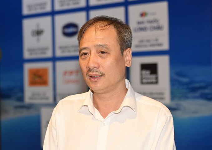 Ông Nguyễn Mạnh Hùng chia sẻ về VnExpress Marathon tại lễ trao giải. Ảnh: Phạm Chiểu