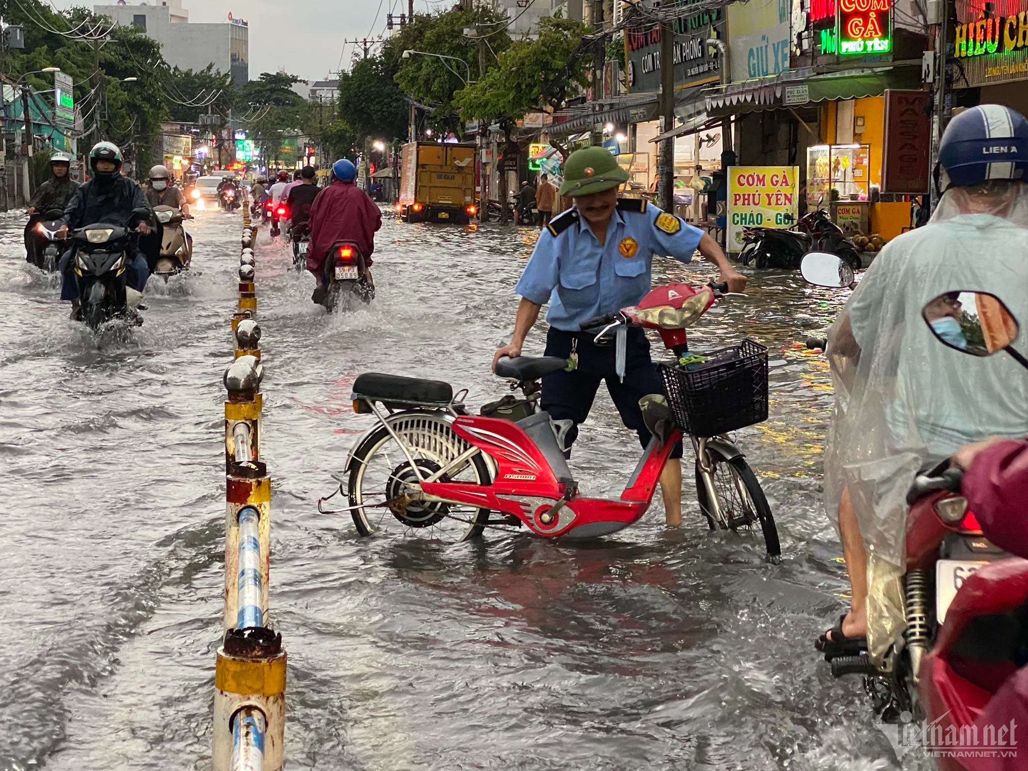 На третий день в Хошимине проливной дождь, ряд дорог «затопило рекой» -  Vietnam.vn