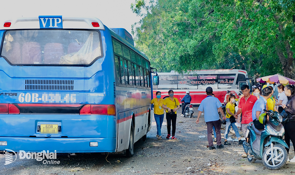 Restoring order and safety of workers' transport vans - Vietnam.vn