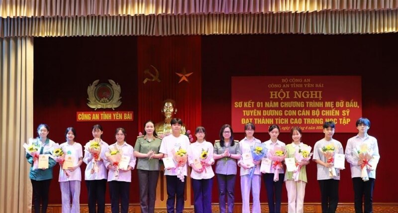 Lãnh đạo Công an tỉnh và Hội Phụ nữ Công an tỉnh Yên Bái tặng hoa chúc mừng các con CBCS đạt thành tích cao trong học tập.