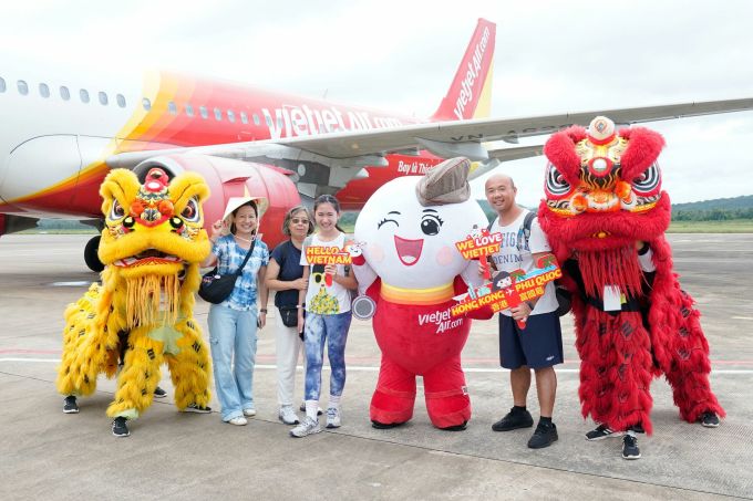 Những hành khách trên chuyến bay đầu tiên khai thác trở lại đường bay Hong Kong - Phú Quốc được chào đón tại sân bay Phú Quốc hôm 1/7