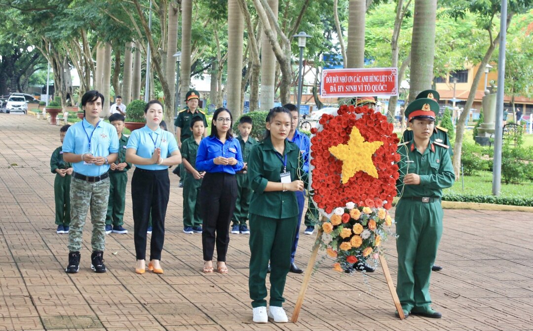 Đại biểu và các chiến sĩ của lớp thiếu nhi dâng hương, đặt vòng hoa tại Bia tưởng niệm các chiến sĩ Nam tiến.
