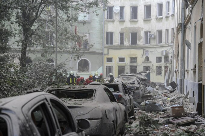 Lực lượng cứu hộ tìm cách tiếp cận những người bị mắc kẹt tại khu chung cư bị hư hại sau vụ tập kích ở Lviv ngày 5/7. Ảnh: AP