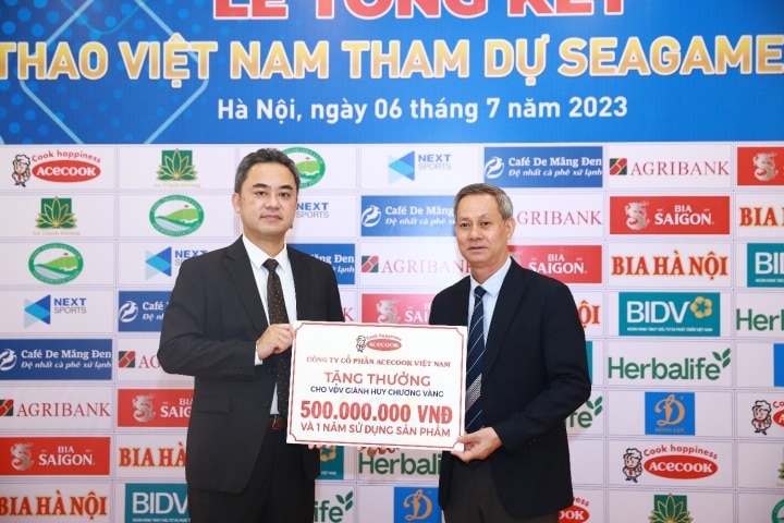 Đại diện Acecook Việt Nam đã trao tặng phần thưởng cho đoàn Thể thao Việt Nam.