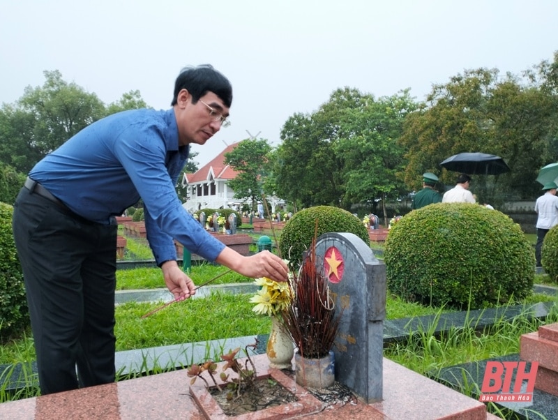 Phó Bí thư Tỉnh ủy Trịnh Tuấn Sinh viếng các anh hùng liệt sĩ hi sinh tại chiến trường Điện Biên Phủ