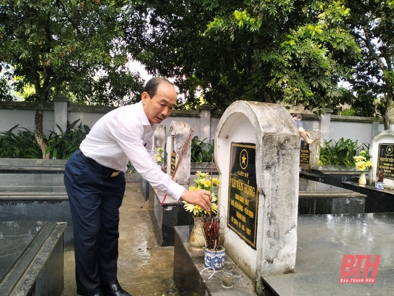 Phó Bí thư Tỉnh ủy Trịnh Tuấn Sinh viếng các anh hùng liệt sĩ hi sinh tại chiến trường Điện Biên Phủ