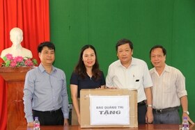 Báo Kinh tế & Đô thị - Báo Quảng Trị: Tặng quà phục vụ hoạt động tri ân các anh hùng liệt sĩ tại thị xã Quảng Trị
