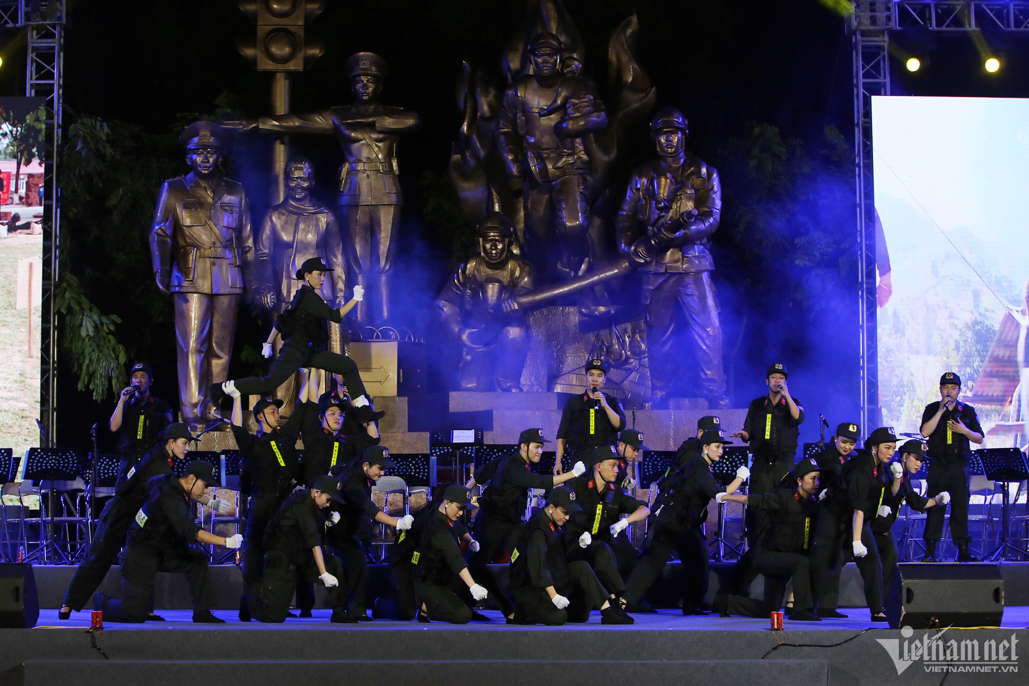 Watch a mobile policewoman and a musical band perform at the pedestrian ...