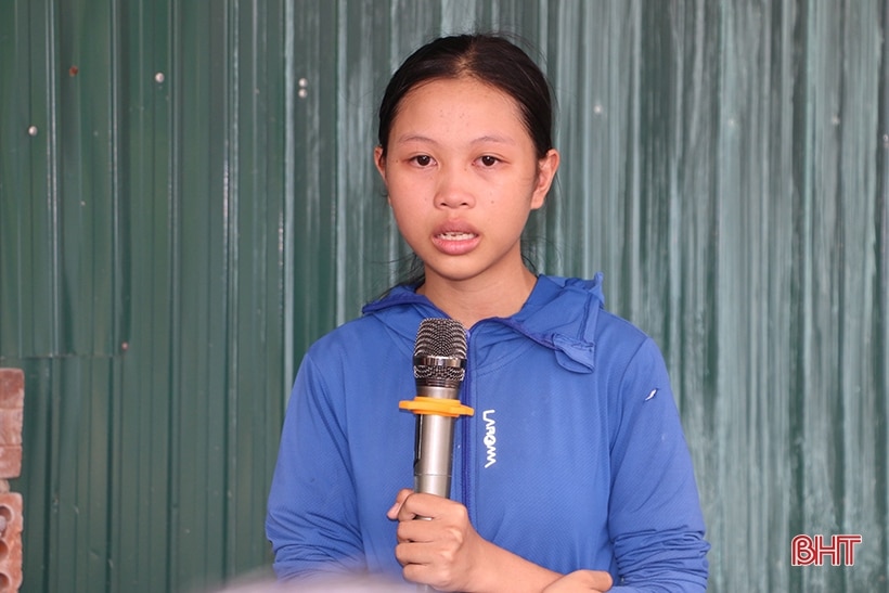 Tặng nhà và sổ tiết kiệm cho các hoàn cảnh khó khăn ở Hà Tĩnh