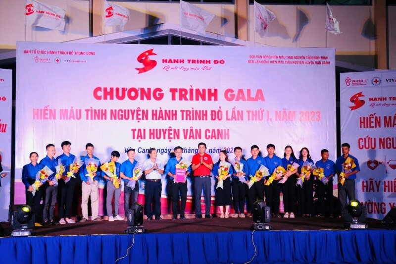 Ông Phan Văn Hiệp - Chủ tịch Hội Chữ thập đỏ huyện thông qua Quyết định thành lập Câu lạc bộ “Ngân hàng máu sống” Vân Canh ban đầu với 15 thành viên.