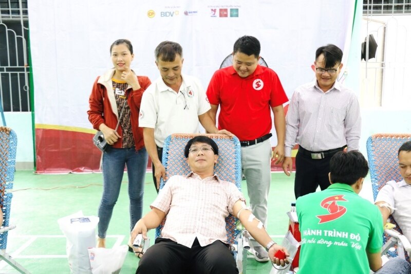 Ông Lương Đình Tiên  Phó Bí thư Huyện ủy, Chủ tịch UBND huyện Vân Canh tham gia hiến máu tại ngày hội Giọt hồng đất Võ huyện Vân Canh.
