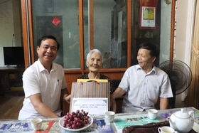 Chủ tịch UBND tỉnh Võ Văn Hưng thăm, tặng quà gia đình người có công với cách mạng