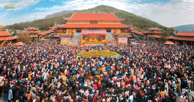 Hơn 50.000 người đổ về chùa Ba Vàng sáng mùng 8 Tết năm nay để khai hội. Ảnh: Chùa Ba Vàng