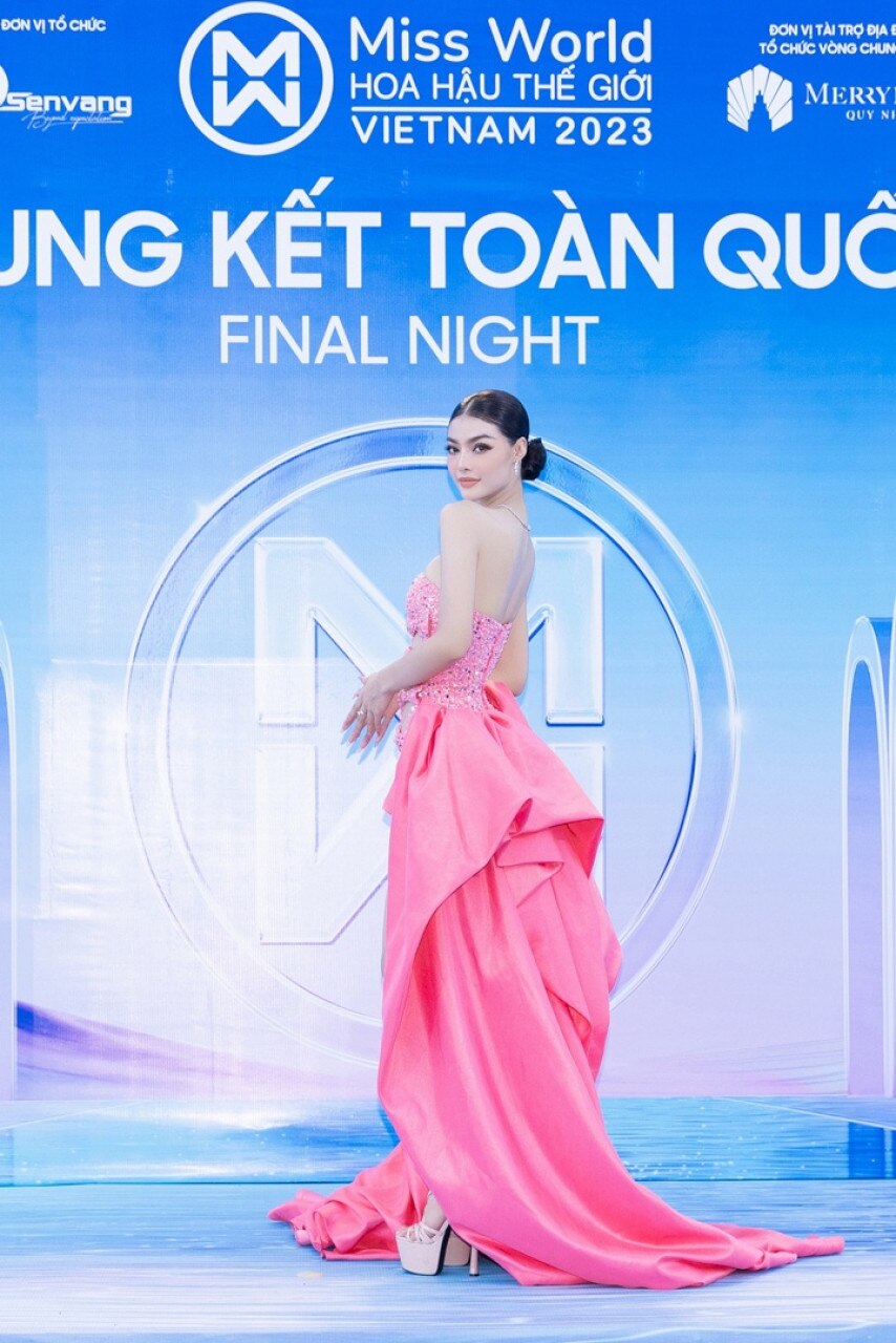 Dàn hoa hậu, á hậu gợi cảm trên thảm xanh Chung kết Miss World Vietnam 2023 11