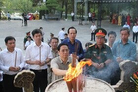 Thủ tướng Chính phủ Phạm Minh Chính tri ân các anh hùng liệt sĩ và tặng quà gia đình chính sách tại Quảng Trị
