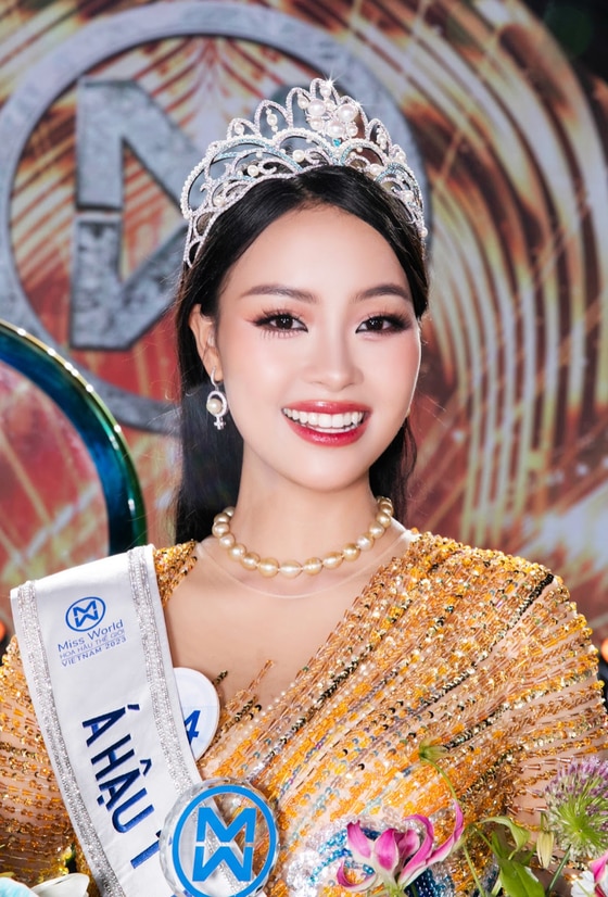 Cận cảnh nhan sắc đời thường Hoa hậu Huỳnh Trần Ý Nhi ảnh 16