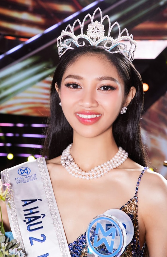 Cận cảnh nhan sắc đời thường Hoa hậu Huỳnh Trần Ý Nhi ảnh 17