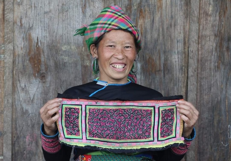 Kỹ thuật thêu ghép vải của dân tộc Mông trắng ở xã Y Tý - Bát Xát sẽ được trình diễn tại thủ đô Hà Nội..jpg