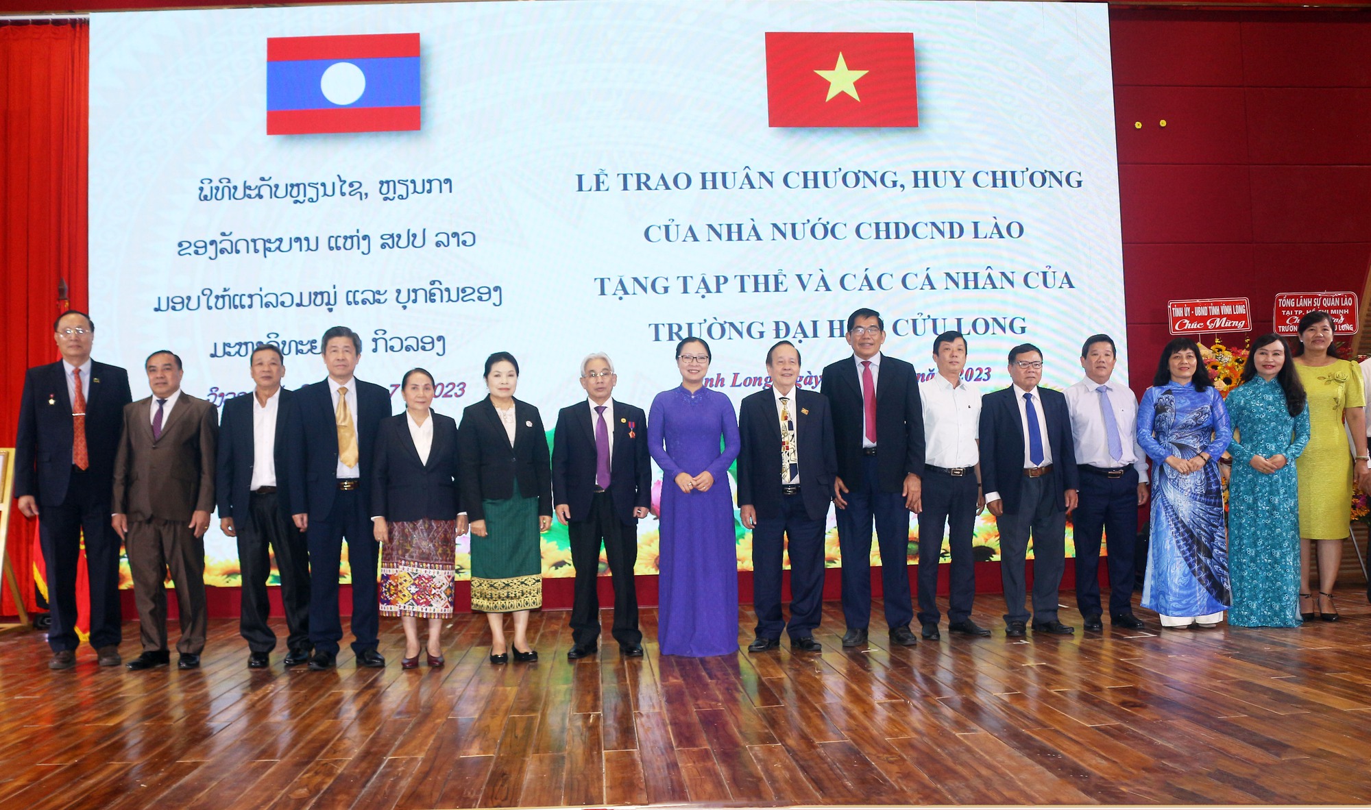 Cuu Long University receives noble award from Laos - Vietnam.vn