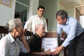 Phó Bí thư Thường trực Tỉnh ủy, Chủ tịch HĐND tỉnh Nguyễn Đăng Quang thăm các gia đình chính sách trên địa bàn TP. Đông Hà