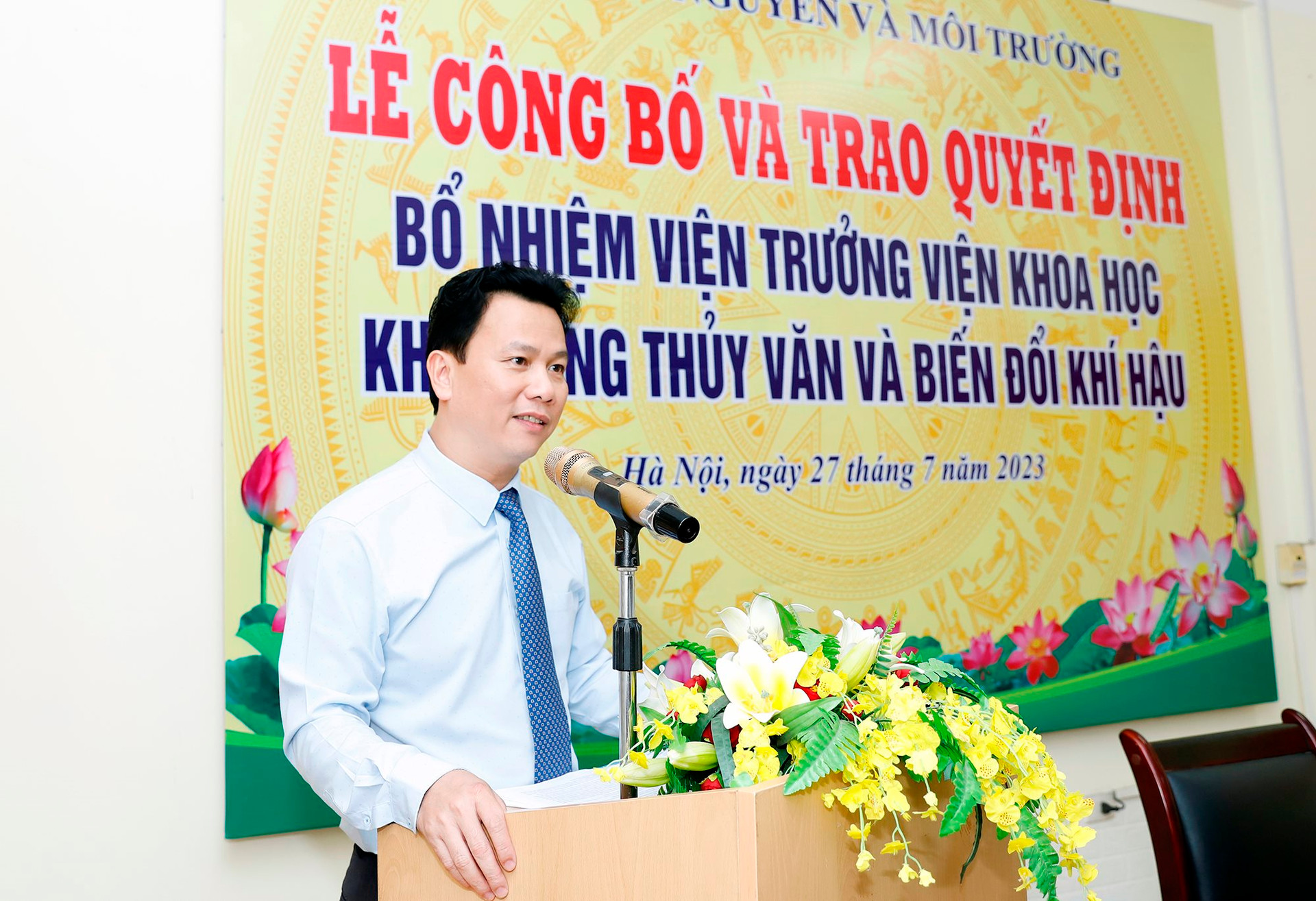 Minister Dang Quoc Khanh hands over the Decision of the Director of the ...