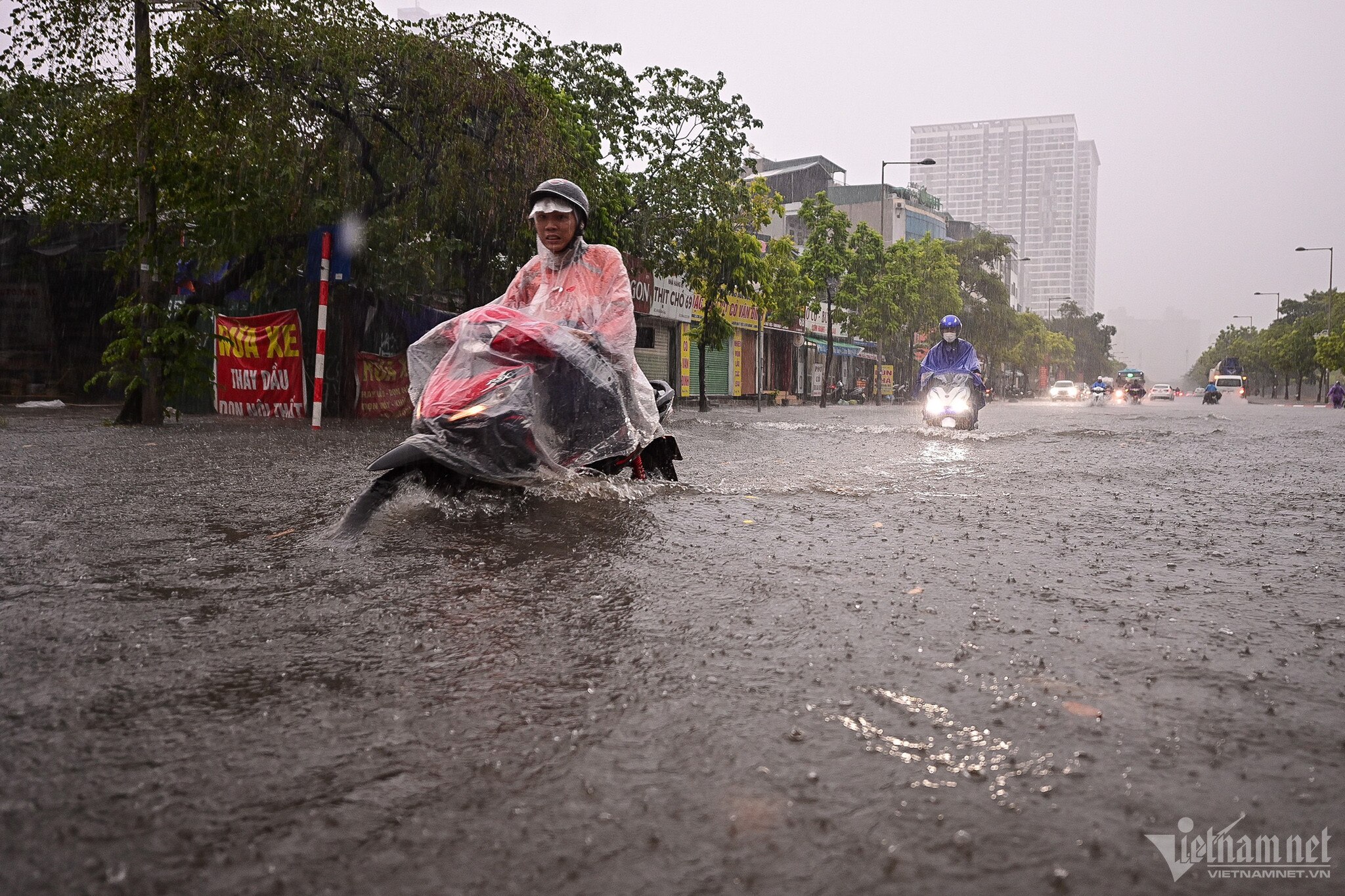 Погода в Ханое сильный дождь, многие люди застряли в воде - Vietnam.vn