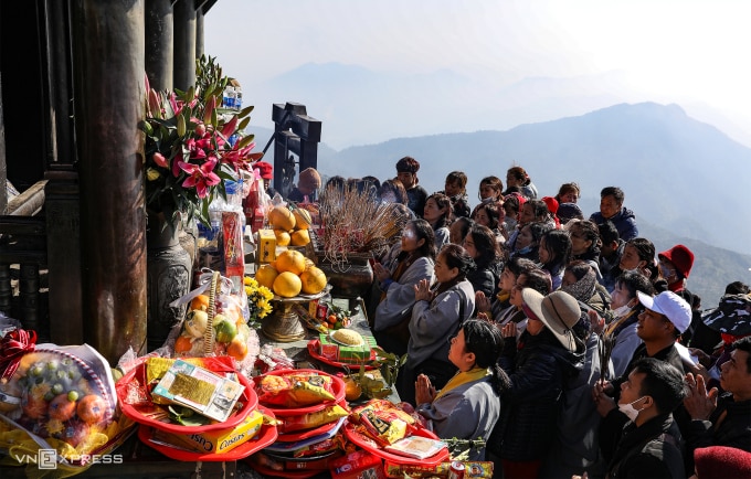 Phật tử hành lễ trước chùa Đồng, Yên Tử vào Lễ hội xuân Yên tử đầu 2023. Ảnh: Giang Huy