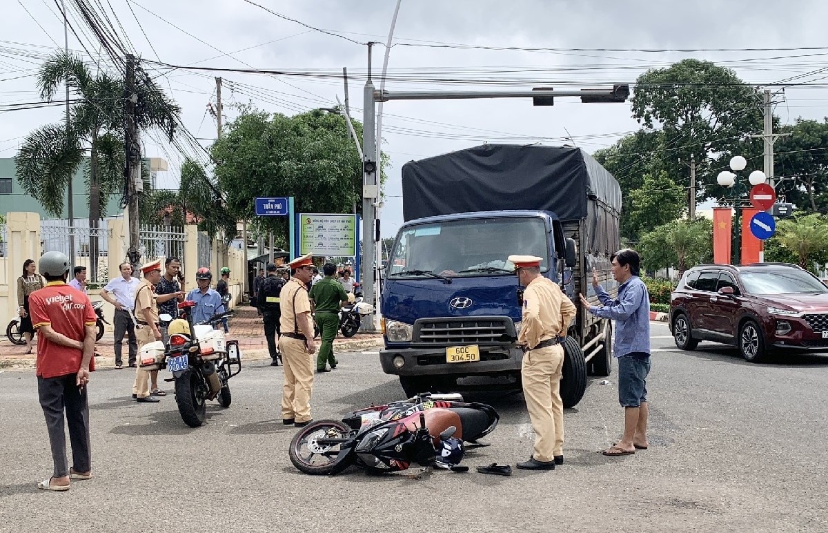 Хватит ждать красный свет, грузовик сбил 50-летнего мужчину - Vietnam.vn