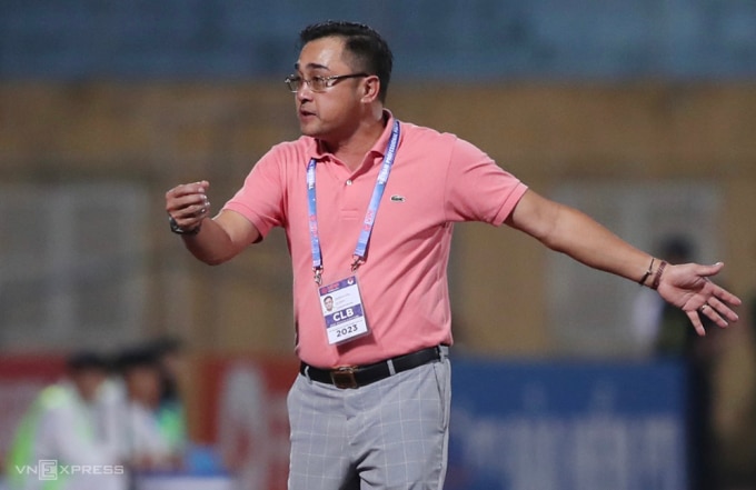HLV Nguyễn Đức Thắng trong một lần phản ứng trọng tài khi Bình Định thua 2-3 trên sân của Hà Nội ngày 17/7. Ảnh: Lâm Thỏa