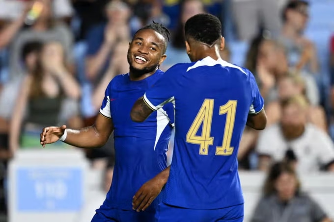 Tân binh Nkunku (trái) mừng bàn cho Chelsea trong trận thắng Wrexham sáng 20/7. Ảnh: Chelsea FC