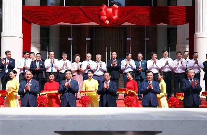 Thủ tướng Phạm Minh Chính và các đại biểu thực hiện nghi thức cắt băng khánh thành Nhà hát Hồ Gươm. (Nguồn: TTXVN)