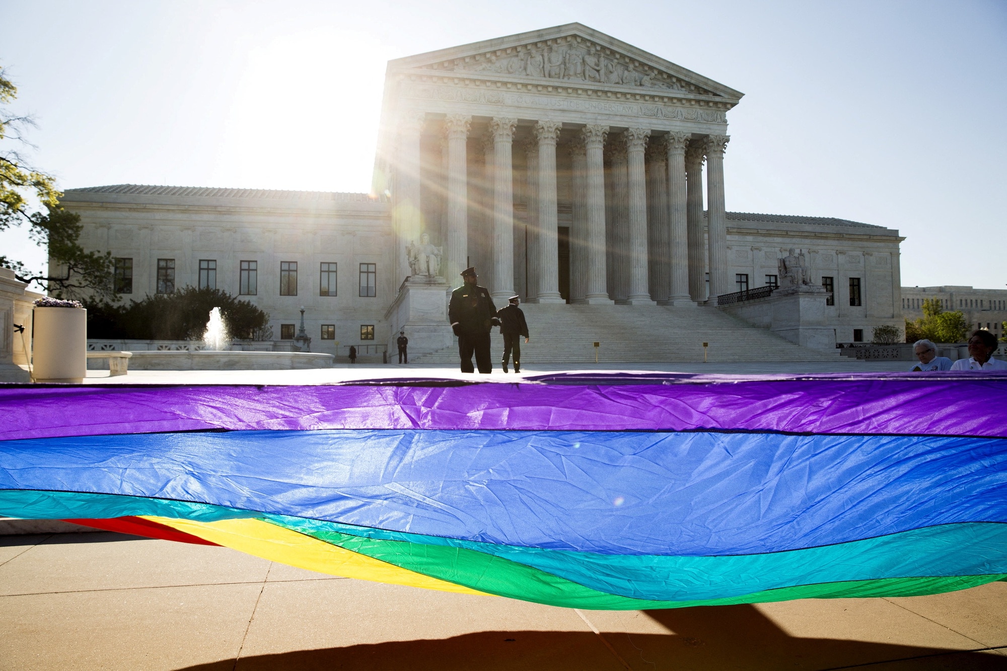 Tòa tối cao Mỹ ra phán quyết đẩy lùi quyền của người LGBTQ+ - Ảnh 1.