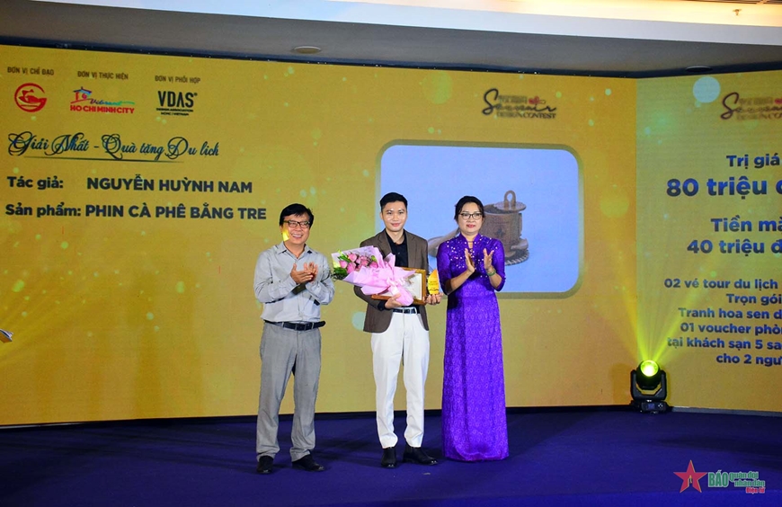 Presenting 25 prizes to Ho Chi Minh City tourism souvenir design ...